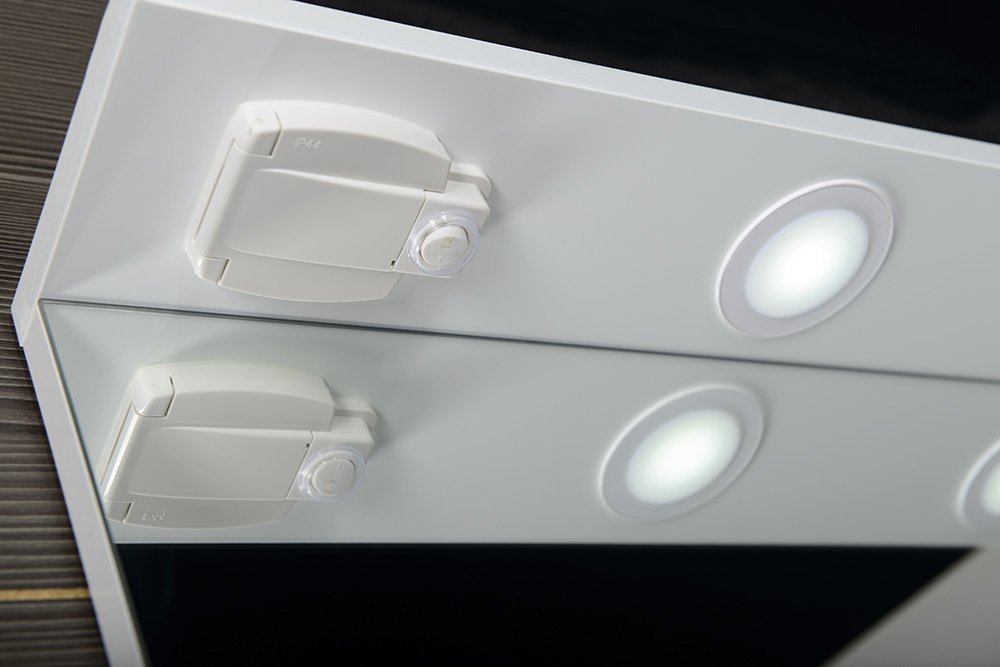 KORIN Spiegel mit LED Beleuchtung und Steckdose 60x70x12cm